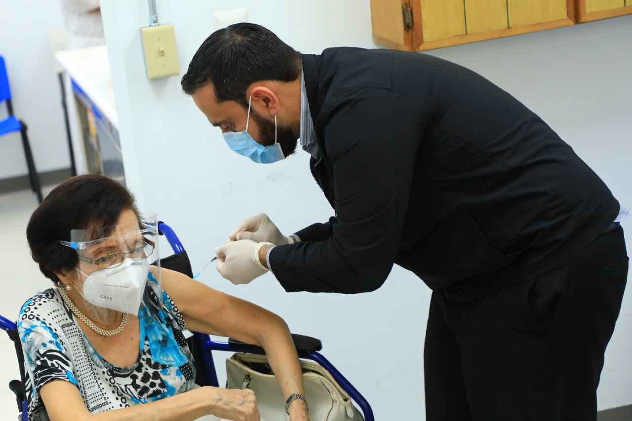 Exministra de Salud, María Isabel Rodríguez, asiste a recibir su vacuna antiCOVID19 exministra-de-salud-maria-isabel-rodriguez-asiste-a-recibir-su-vacuna-anticovid19